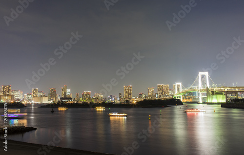 東京都市景観 お台場からの夜景。ライトアップしたレインボーブリッジと屋形船