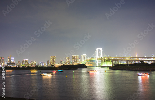 東京都市景観 お台場からの夜景 ライトアップしたレインボーブリッジと屋形船