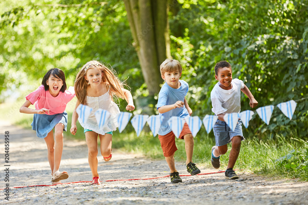 Multikulturelle Gruppe Kinder beim Wettlauf Multikulturelle Gruppe Kinder beim Wettlauf