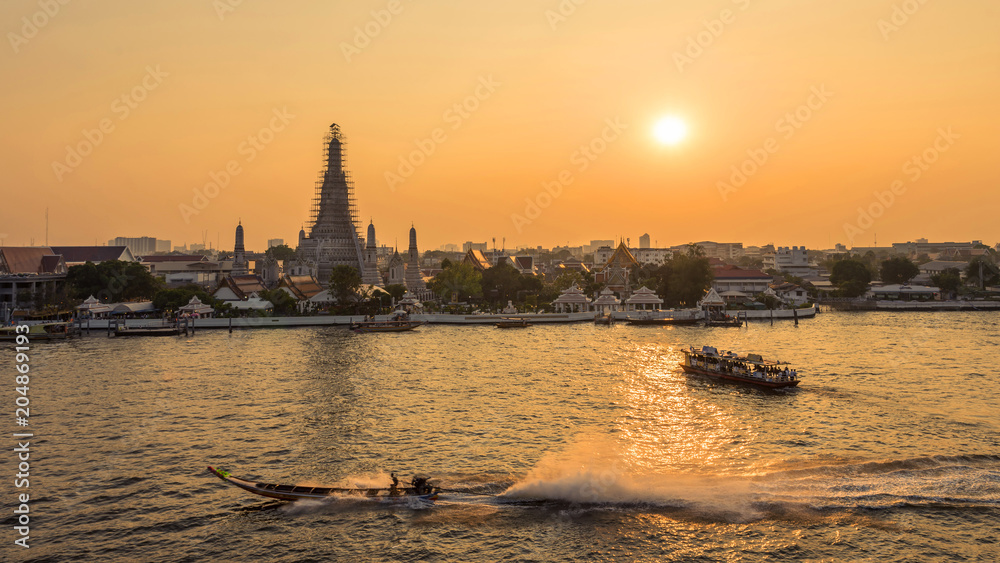 Naklejka premium beautiful sunset wat arun temple and river cruise on chao phraya river, landscape Bangkok Thailand