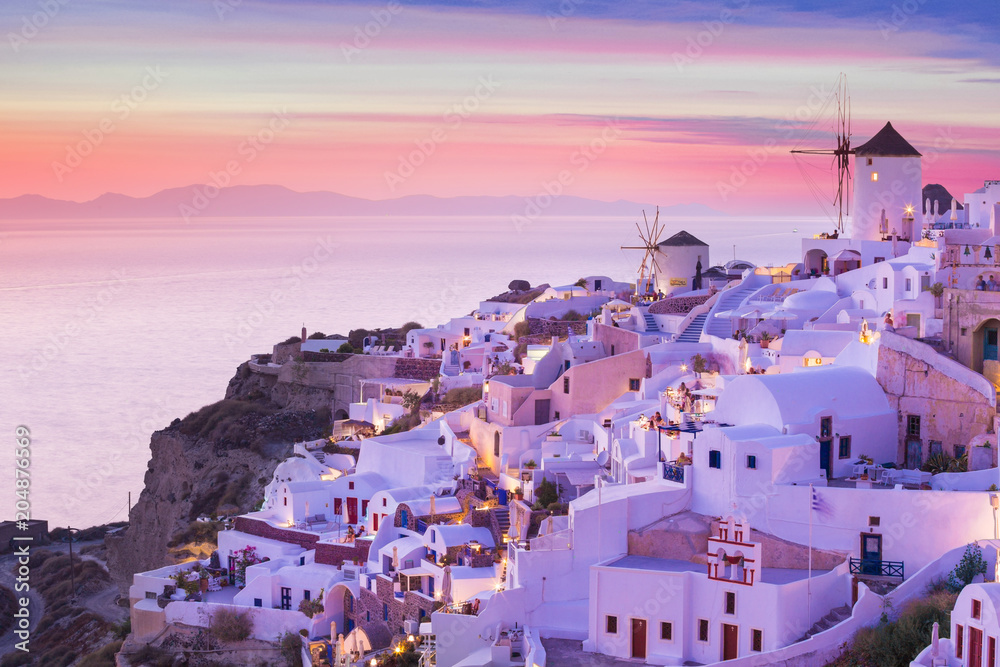 Fototapeta premium The famous sunset at Santorini in Oia village