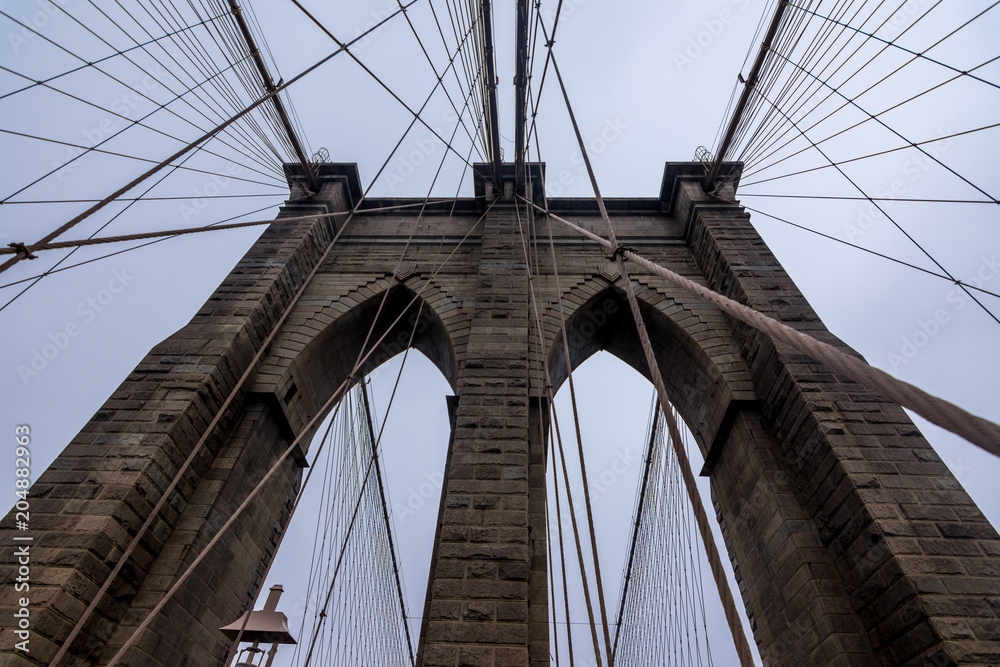 Fototapeta premium Brooklyn bridge arches and suspension wires