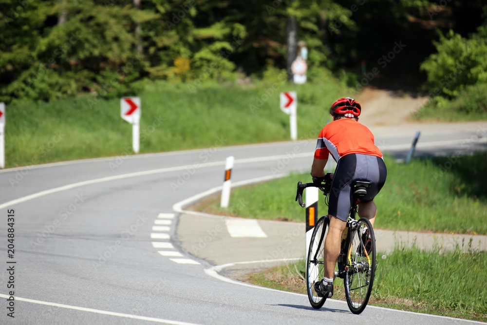 Naklejka premium Rennradfahrer auf einer Landstraße