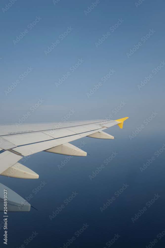 Fototapeta premium aile d'avion et ciel bleu (verticale)