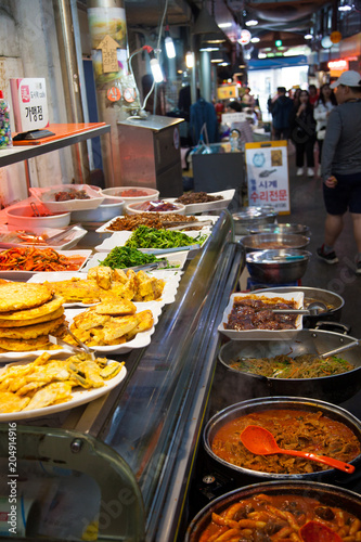 韓国の市場で売られている総菜 © 優希 竹生