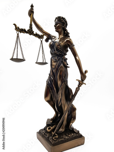 Justitia Figur auf weißem Hintergrund
