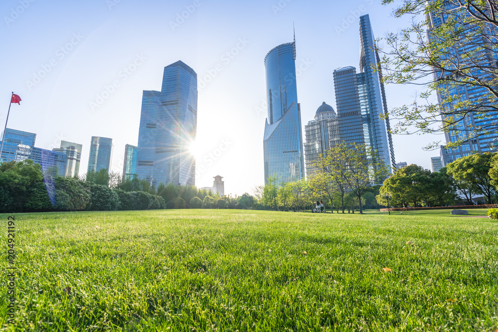 Obraz premium green lawn with modern office building