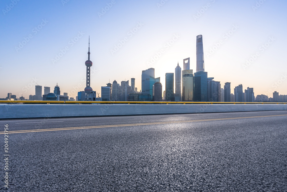 Obraz premium empty road with modern office building