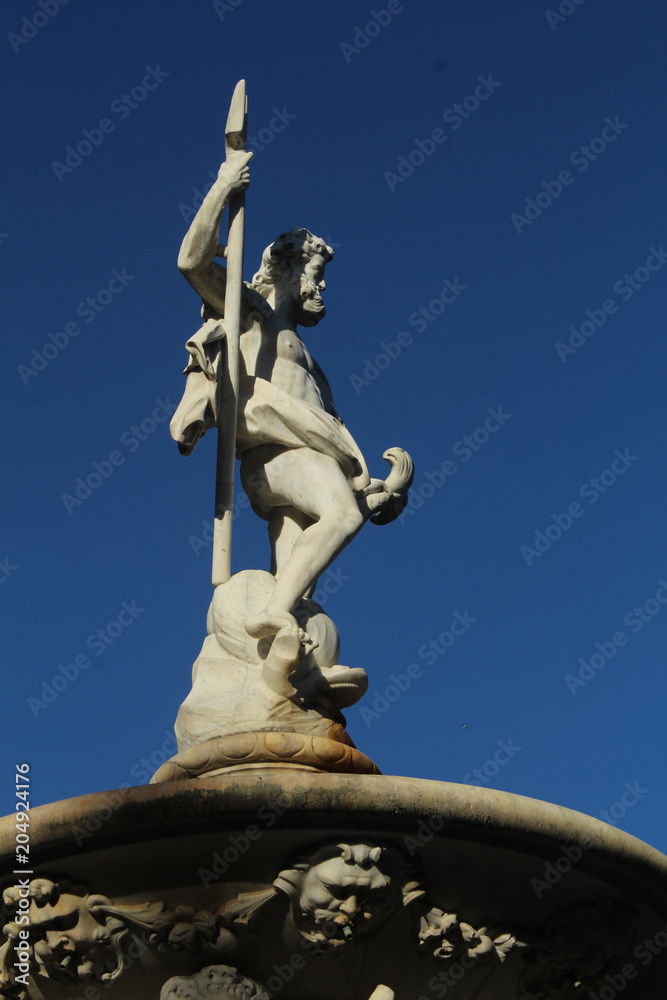 statue du dieu neptune sur la place carnot à carcassonne en france