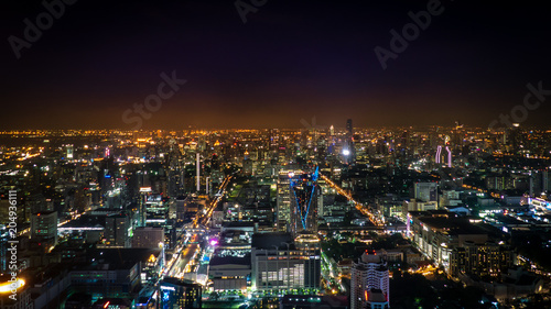 Nächtliches Panorama mit Blick auf Bangkok in Richtung Süden über das Stadtzentrum