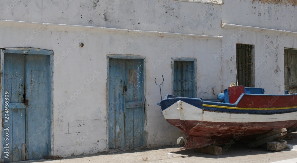 Griechische Inselstimmung mit Boot vor altem Haus