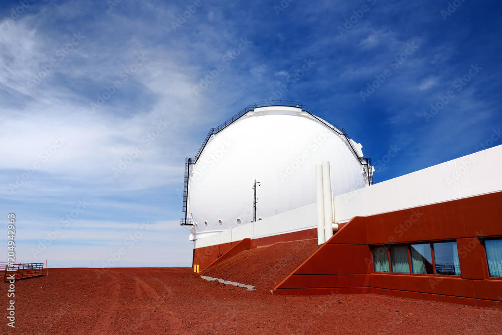 Observatories on top of Mauna Kea mountain peak. Astronomical research facilities and large telescope observatories located at the summit of Mauna Kea on the Big Island of Hawaii, USA Observatories on top of Mauna Kea mountain peak. Astronomical research facilities and large telescope observatories located at the summit of Mauna Kea on the Big Island of Hawaii, USA