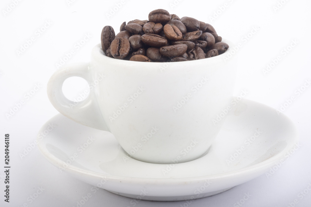 chicchi di caffè nella tazzina chicchi di caffè nella tazzina