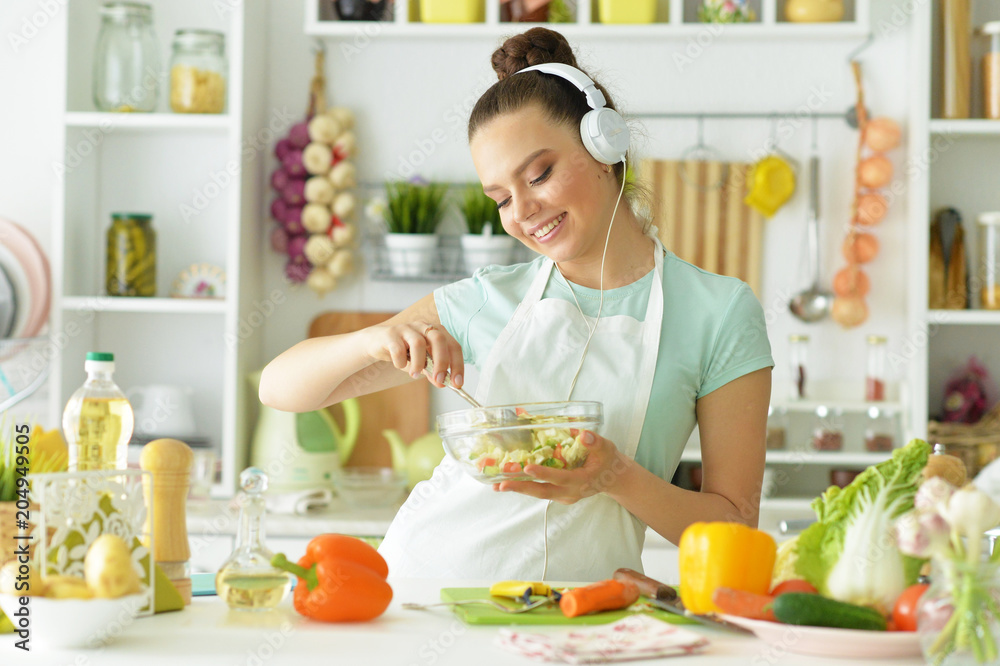 girl in the kitchen cook 