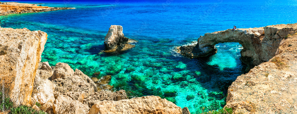 Fototapeta premium Niesamowite piękno i krystalicznie czyste wody Cypru. most łukowy w pobliżu Agia Napa