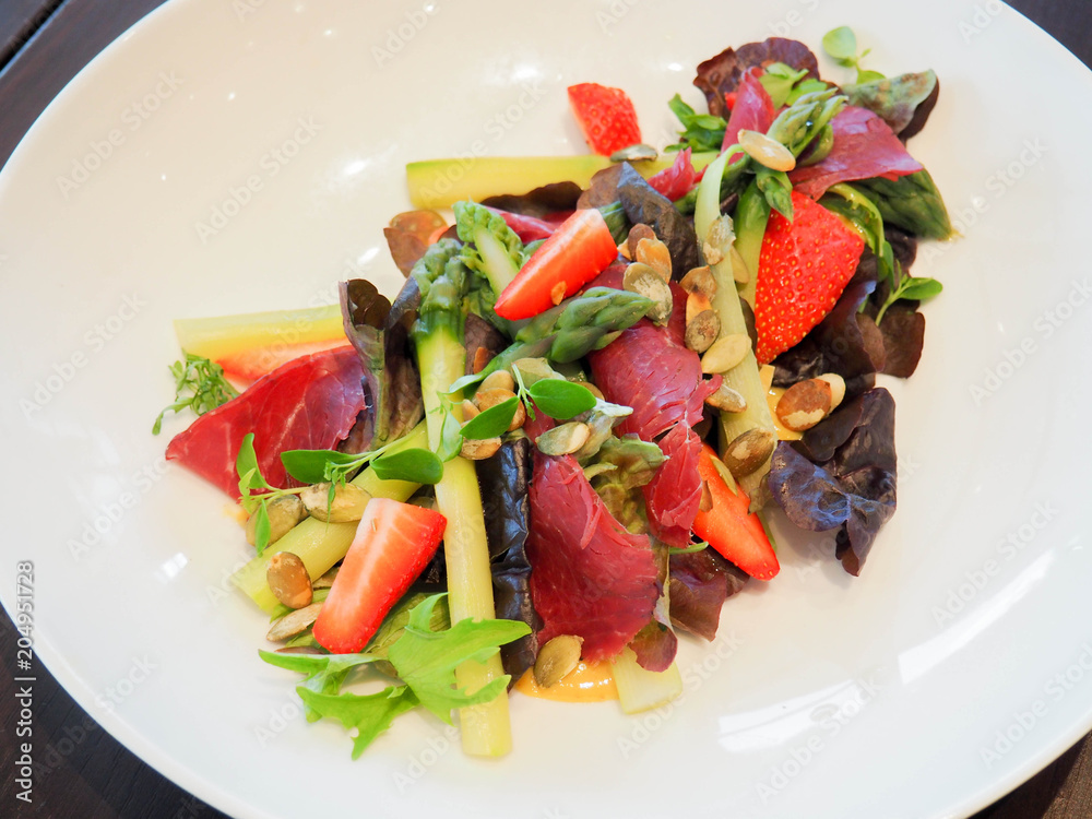 Asparagus, strawberries and prosciutto salad Asparagus, strawberries and prosciutto salad