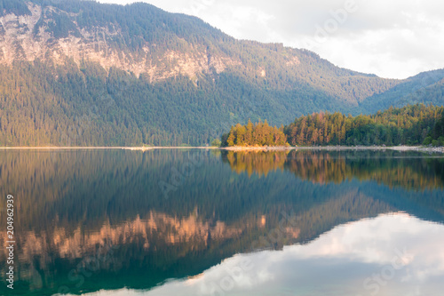 Sonnenaufgang am Eibsee in den Alpen im Sommer