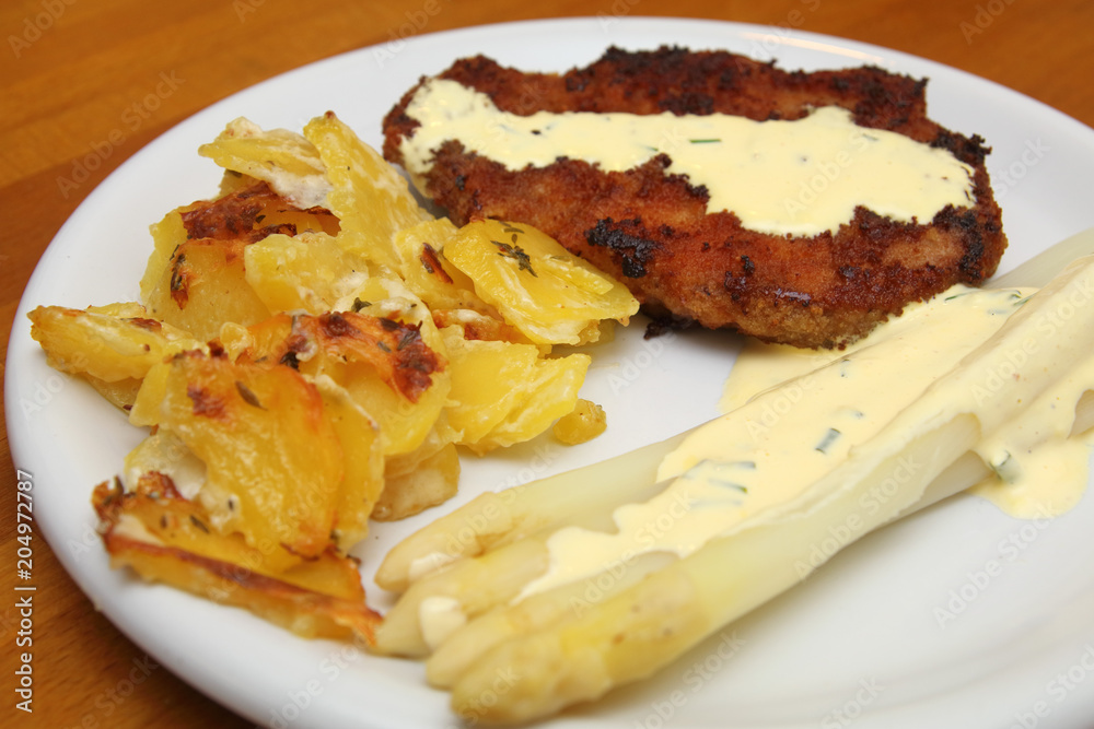 Schnitzel with asparagus and potato gratin Schnitzel with asparagus and potato gratin