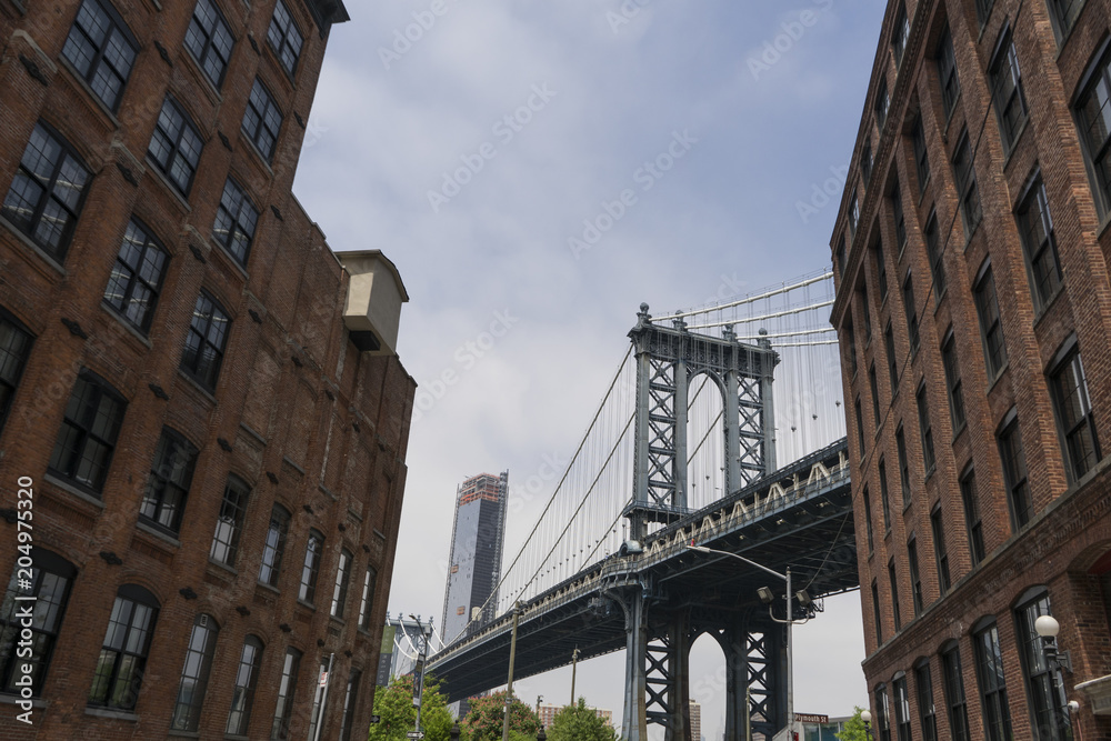 Naklejka premium Manhattan Bridge in between buildings