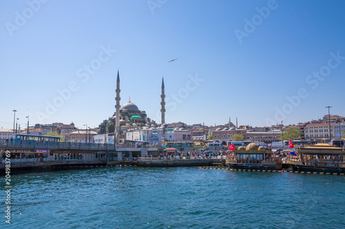 Ufer, Fischmarkt und Moschee. Auf dem Bosporus, Istanbul