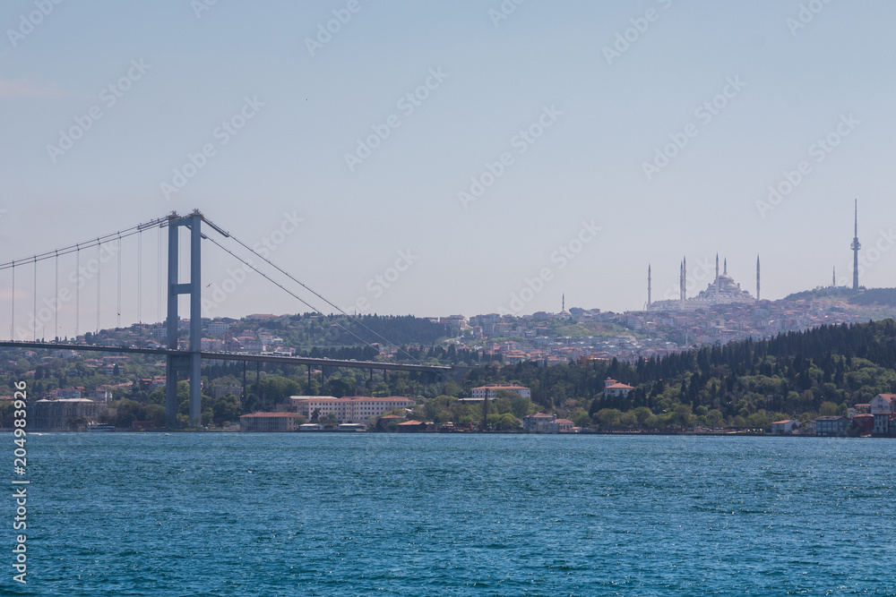 Ufer, Brücke und Moschee. Auf dem Bosporus, Istanbul