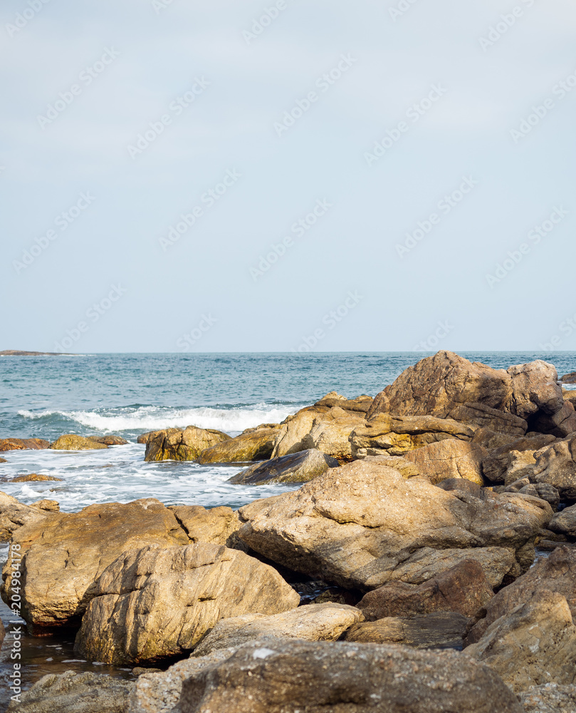 rochas na praia