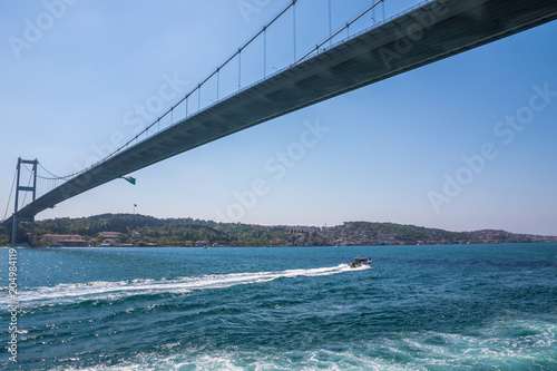 Brücke über den Bosporus und Motorboot, Istanbul