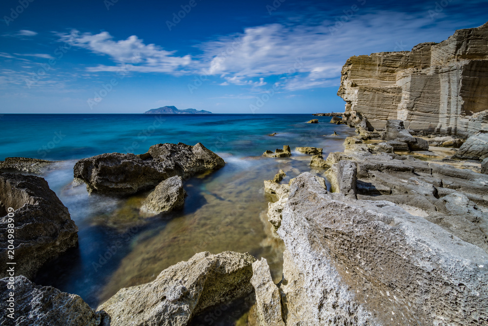 Rocce scavate nella baia di Cala Rossa a Favignana, Sicilia Rocce scavate nella baia di Cala Rossa a Favignana, Sicilia