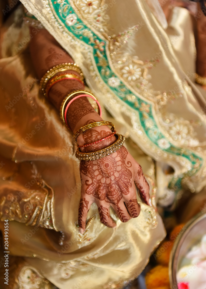 Fototapeta premium Close Up of hand and arm of Hindu / Indian Bride with henna