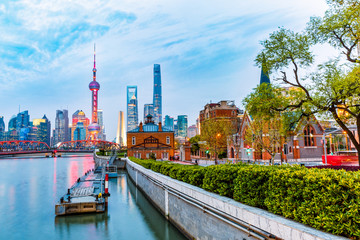 Papier peint photo Shanghai Gratte-ciels nocturnes de Shanghai moderne  © ABCDstock