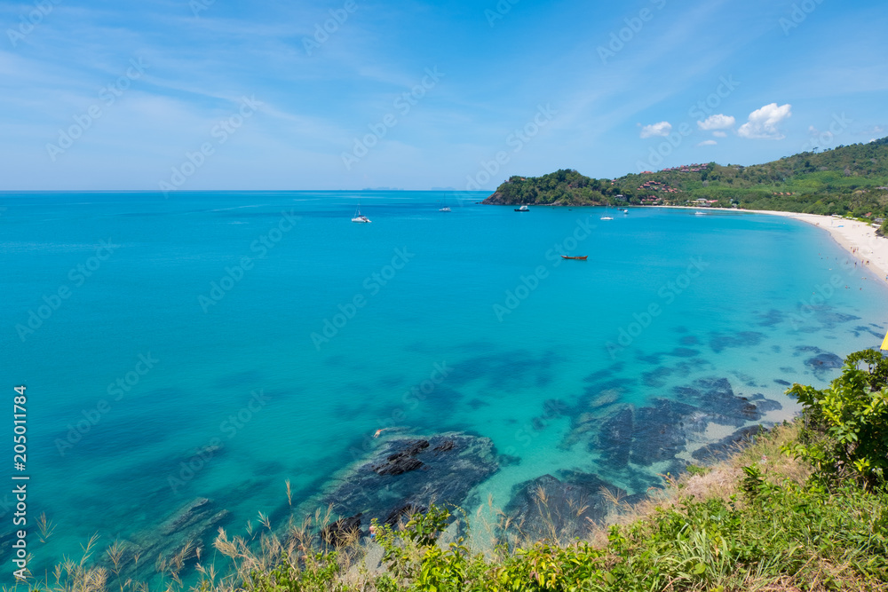 Fototapeta premium Clear water See rocks and coral reefs on Koh Lanta, Thailand on a clear day.