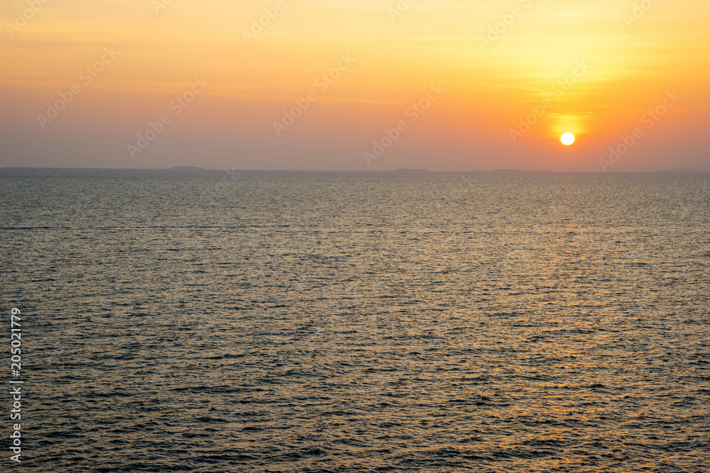 Fototapeta premium The Sun is going to Golden sunsets at sea, East coast of the country, Thailand.