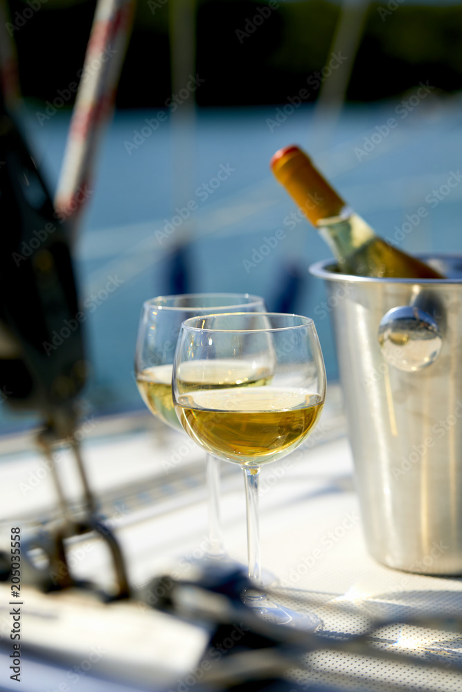 Obraz premium Pair of wineglasses against the yacht