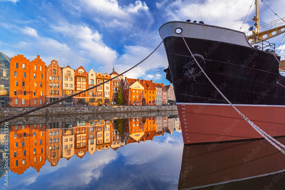 Obraz premium Beautiful old town of Gdansk reflected in Motlawa river at sunrise, Poland.