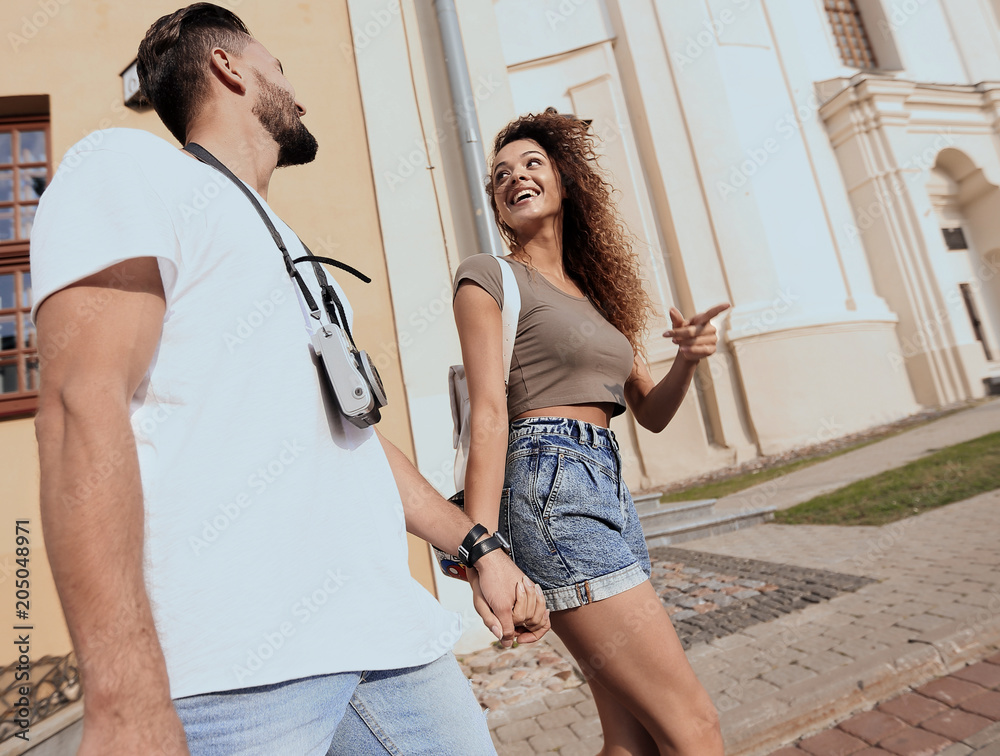 Naklejka premium A couple is walking along the streets of the city and having fun