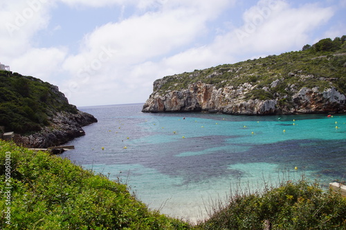 Calanque aux eaux turquoises sur l'île de Minorque aux Baléares, Espagne © Positif Bonheur