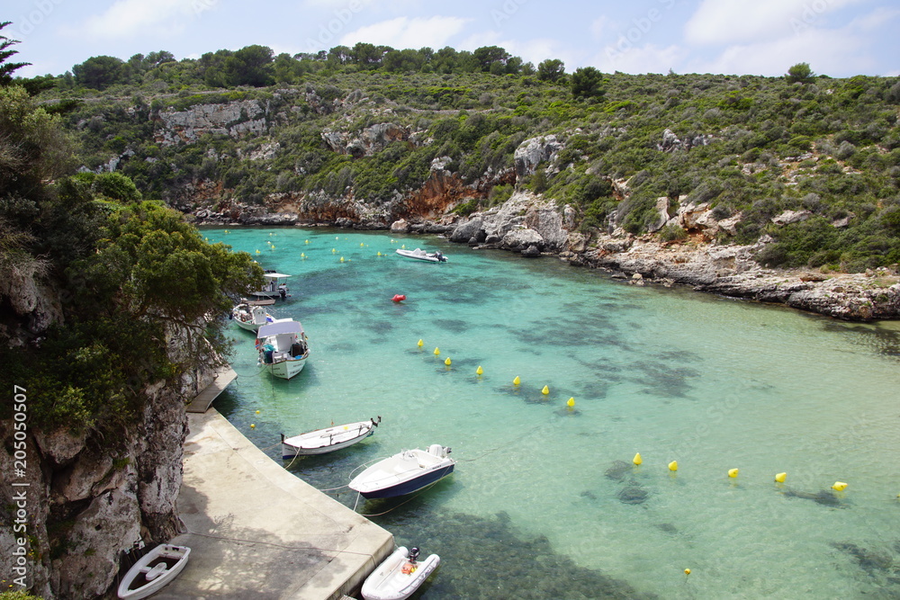 Calanque aux eaux turquoises sur l'île de Minorque aux Baléares, Espagne