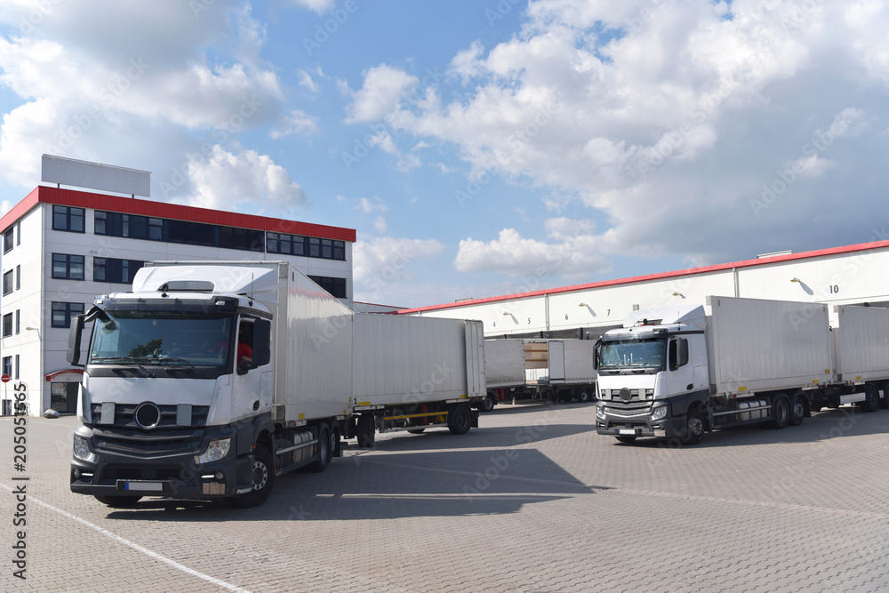 Warentransport per LKW - Beladung am Depot einer Spedition in der Logistik // Transport of goods by truck - loading at the depot of a forwarding agency in logistics