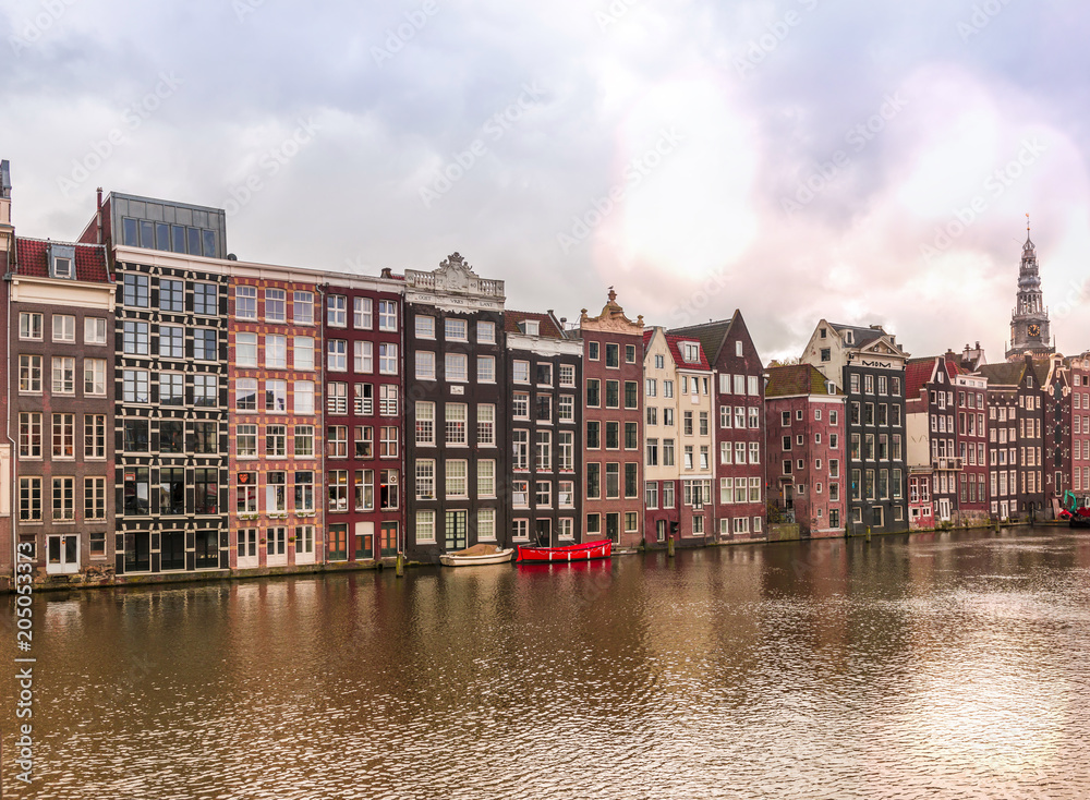 Panorama d'un canal et ses maisons typique à Amsterdam la nuit, Hollande, Pays-bas