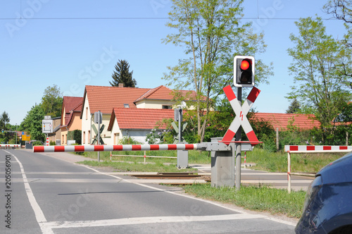 geschloßene bahnschranke bahnübergang Schranke straße photo