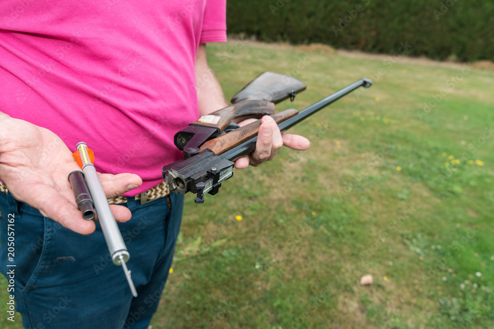 Qui Peut Utiliser Un Fusil Hypodermique fusil hypodermique pour anesthésie à distance..Hypodermic rifle for