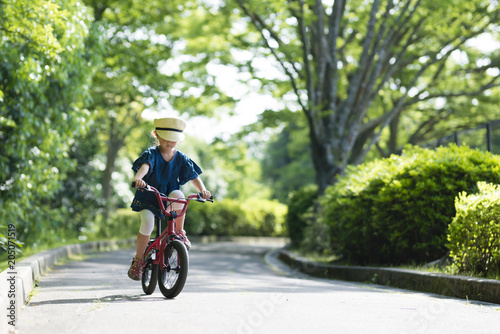 自転車で遊ぶ女の子 © hakase420
