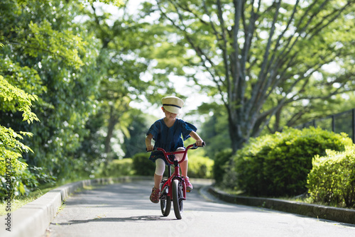 Wallpaper Mural 自転車で遊ぶ女の子 Torontodigital.ca