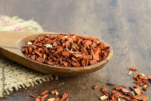 Rotes Sandelholz getrocknet und geschnitten