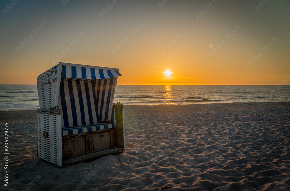 Strandkorb im Sonnenuntergang auf Sylt Strandkorb im Sonnenuntergang auf Sylt