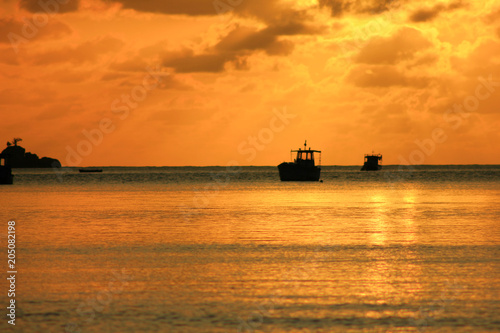 magnifique coucher de soleil sur l'ocean aux seychelles © Arnaud