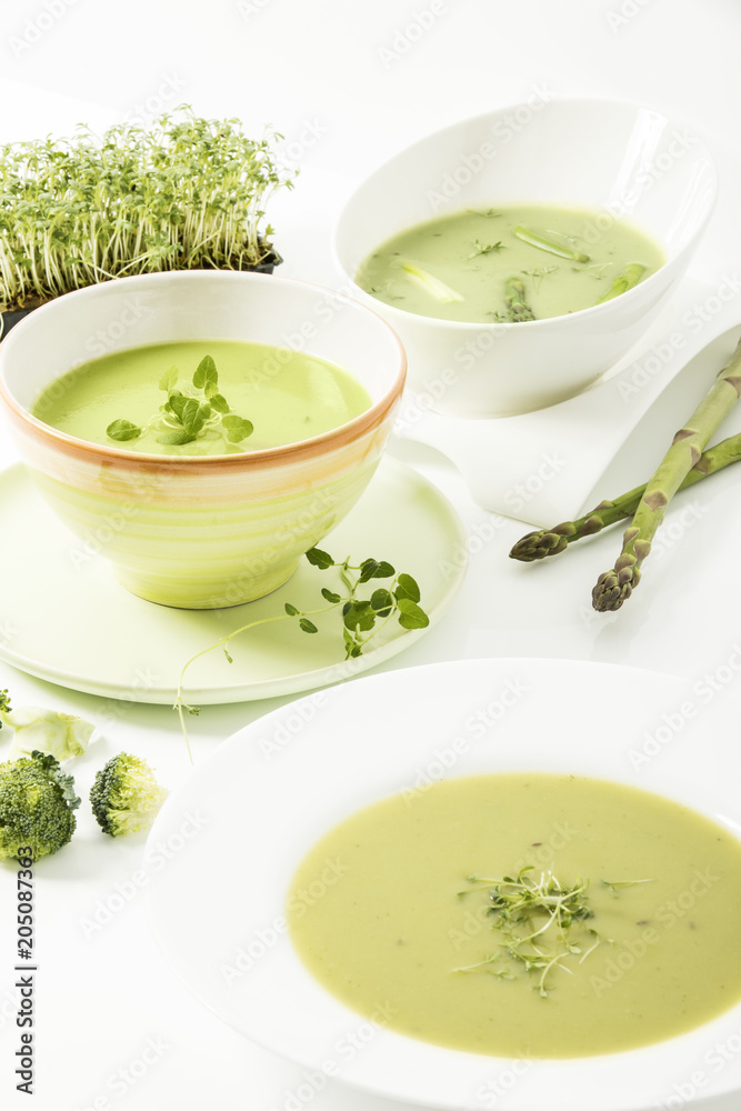 Broccolicreme-Suppe mit frischer Kresse, Spargelcreme-Suppe und Kräutersuppe, Studio Broccolicreme-Suppe mit frischer Kresse, Spargelcreme-Suppe und Kräutersuppe, Studio