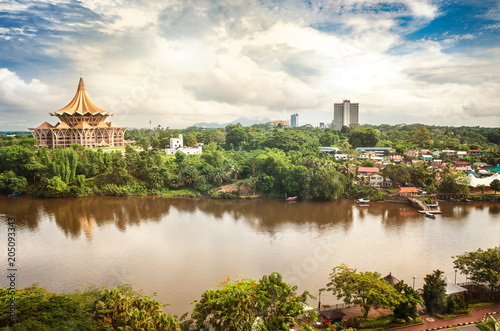 Blick über den Sarawak-Fluss auf die nördliche Seite der Stadt Kuching mit DUN-Komplex und Fort Margherita