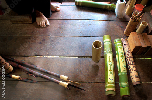 Herstellung von verzierten Köchern aus Bambus für Blasrohrpfeile auf Borneo