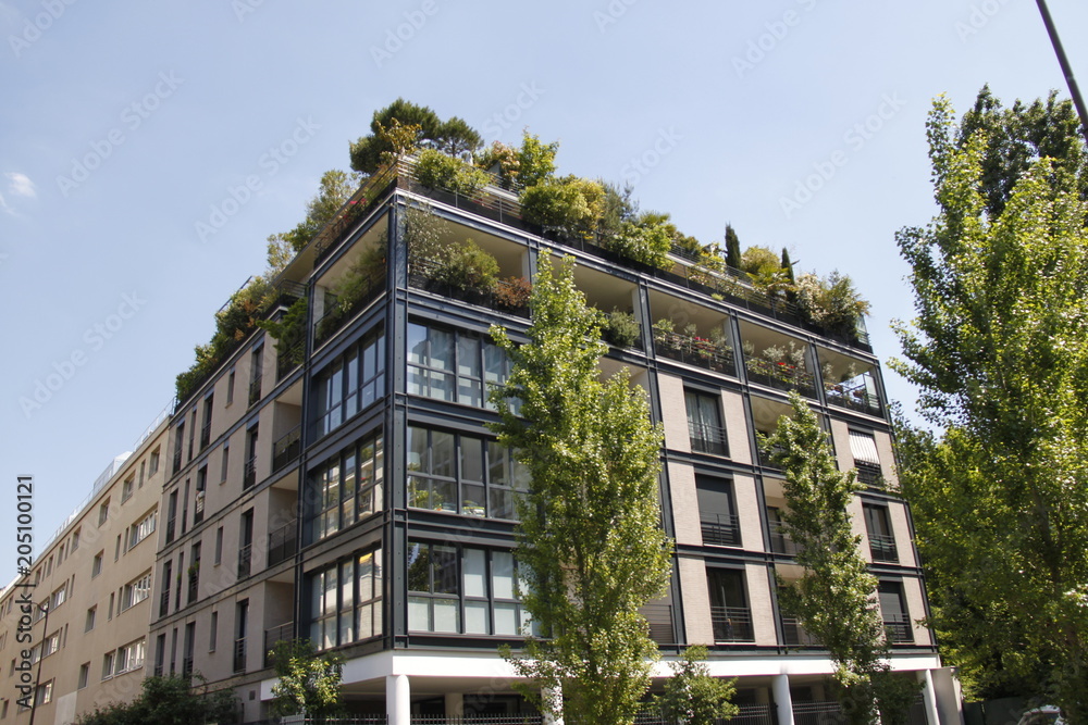 Immeuble moderne avec un toit terrasse à Paris